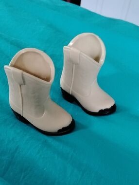 Madame Alexander Vinyl Cowgirl Boots Gor 18" Doll.